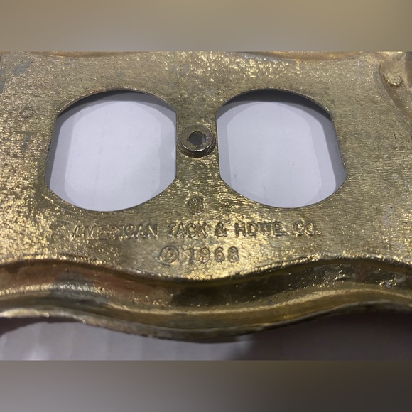 Vintage 1968 American Tack & Hardware Antique Brass Outlet Wall Plate - Picture 3 of 3